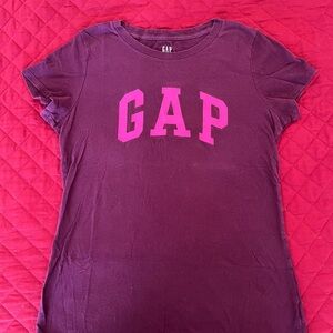 GAP T‑Shirt in Plum with Pink Logo